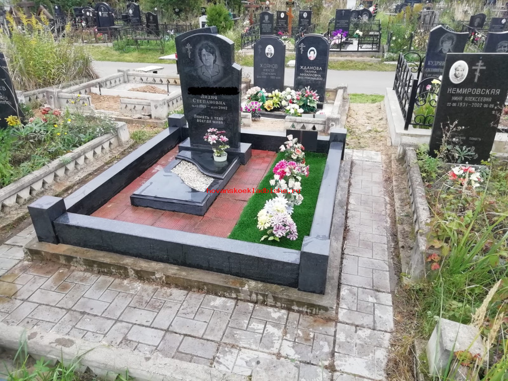 Фото после проведения уборки на могиле - Хованское кладбище